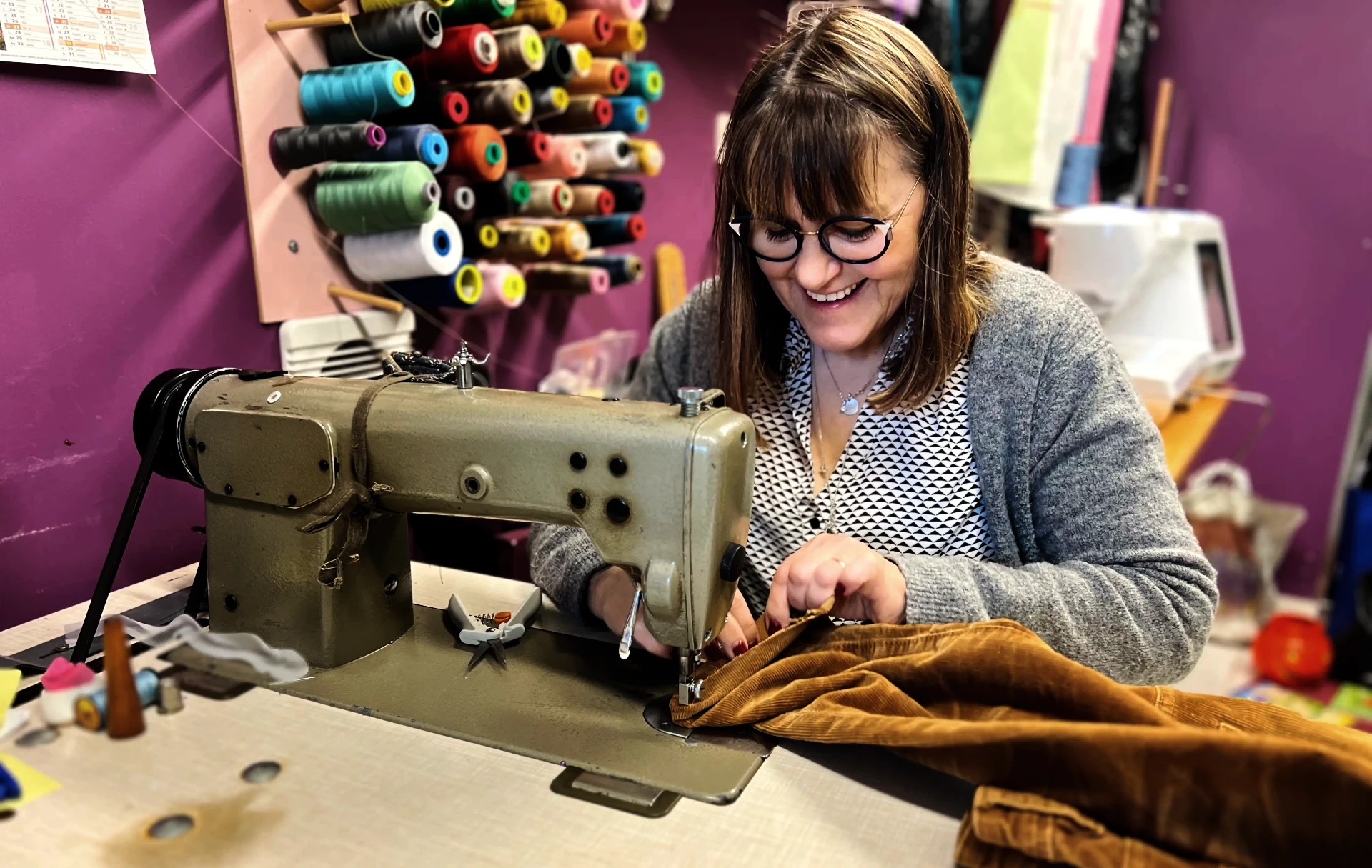 Couture Retouche Véro dans son atelier