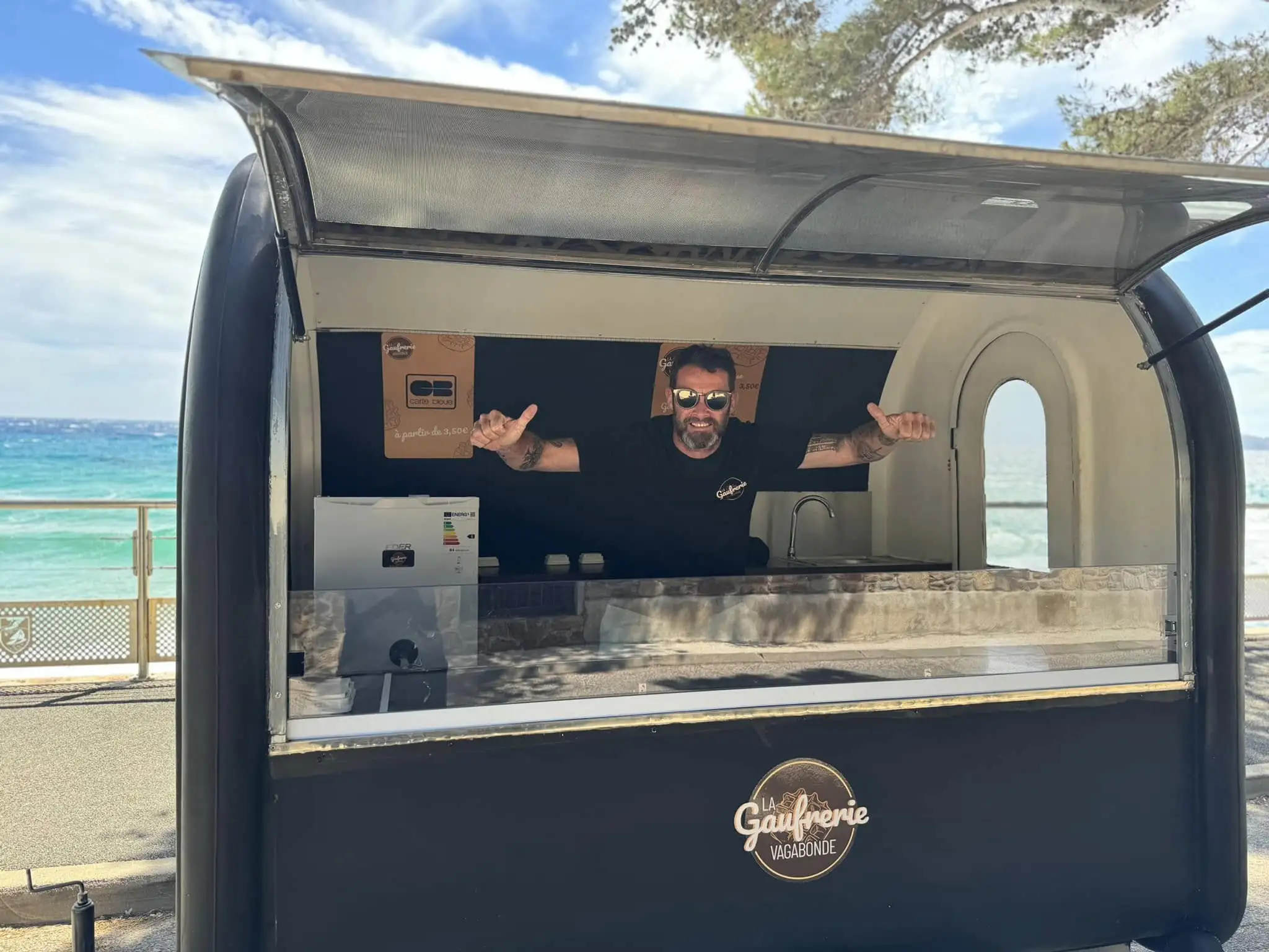 La Gaufrerie Vagabonde dans sa remorque de vente